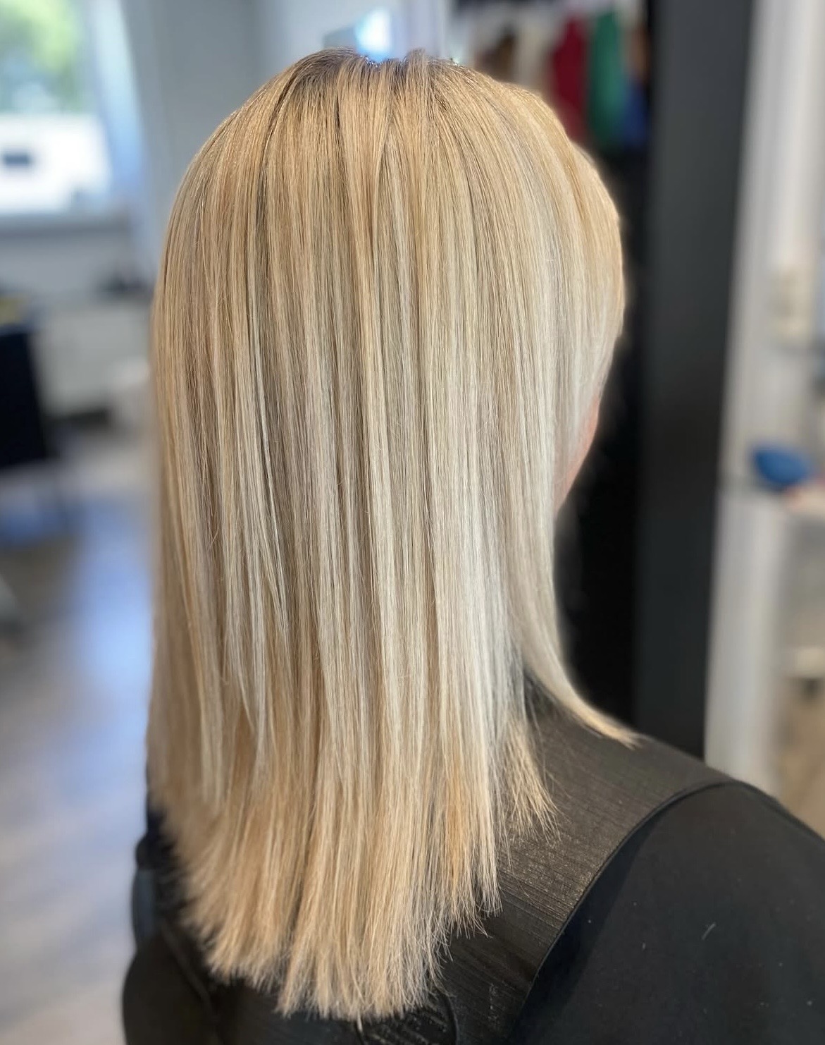 Glat blond mellemlængde