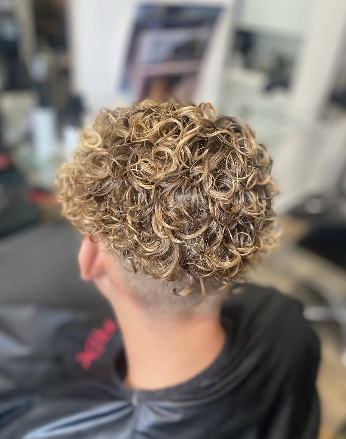 Kort krøllet look med highlights